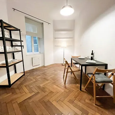 Gallus' Secret Romance شقة